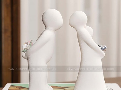 Tượng gốm đôi trai gái ôm hoa và trái tim [Nhẹ - Rỗng ruột] C16.5cm MOHINH-01